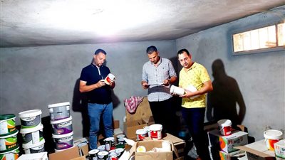 ضبط 2500 لمبة مجهولة المصدر وبويات منتهية الصلاحية بالبحيرة (صور)