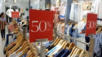 «ابتدينا الأوكازيون» المحلات تستقبل الزبائن بتخفيضات تحطيم الأسعار، والفستان يبدأ من 100 جنيه