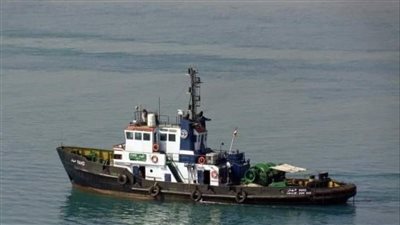 فرق الإنقاذ التابعة لهيئة قناة السويس تواصل عمليات انتشال القاطرة فهد 