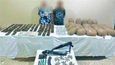 ضبط عنصر إجرامي وصديقته بحوزتهما مخدرات وأسلحة نارية 