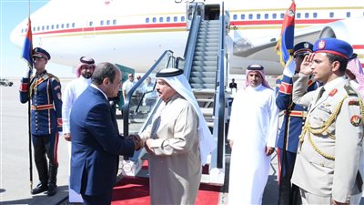 السيسي يودع ملك البحرين من مدينة العلمين