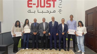 رئيس الجامعة اليابانية بالإسكندرية يكرم 4 طلاب لحصولهم على شهادة دولية بالمحاسبة 
