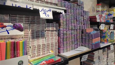 مع قرب العام الدراسي، مطالب بتنظيم معارض بيع الملابس والأدواب بأسعار مخفضة