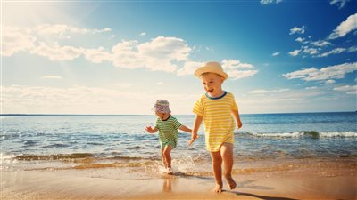 نصائح مهمة لحماية الأطفال من مخاطر الشمس عند الخروج نهارا