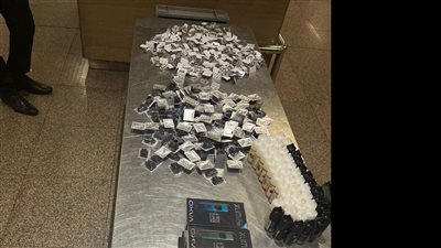 ضبط راكب حاول تهريب مستلزمات شيش إلكترونية داخل الأحذية بمطار القاهرة