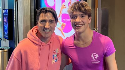 بالملابس الوردية، رئيس الوزراء الكندي جاستن ترودو يشاهد فيلم Barbie 