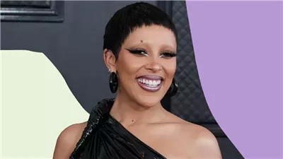 استمرارا لتصرفاتها الغريبة، دوجا كات تنشر صورة صادمة لها