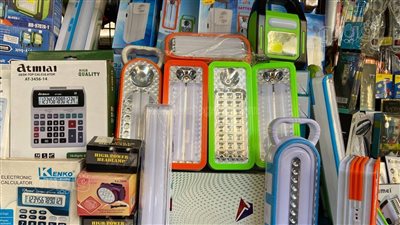 تبدأ من 130 جنيها، أسعار الكشافات المحمولة بمنطقة العتبة (فيديو)