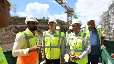 وزير الإسكان يتفقد مشروع سد ومحطة جوليوس نيريرى على نهر روفيجى بتنزانيا