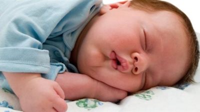 اعرفي عدد ساعات النوم الطبيعية الخاصة بطفلك منذ ولادته حتى الكبر