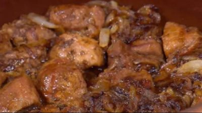 طريقة عمل اللحمة بالبصل، بمكونات بسيطة ومذاق لا يقاوم 