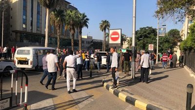 سائقو الأجرة يتجمهرون ومحافظ الجيزة يسمح لهم بالدخول لموقف المريوطية (صور)