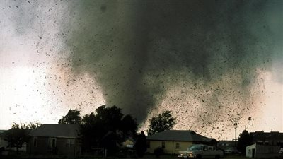 قتلى وإلغاء آلاف الرحلات الجوية وانقطاع الكهرباء في عواصف مدمرة بأمريكا (فيديو)