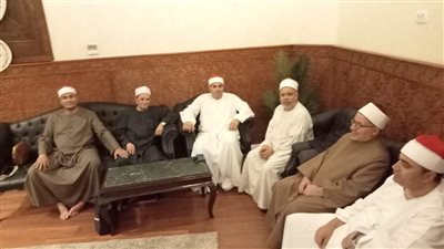 كبار القراء يتوافدون على مسجد الإمام الحسين لبدء القراءة المرتلة برواية ورش (صور)