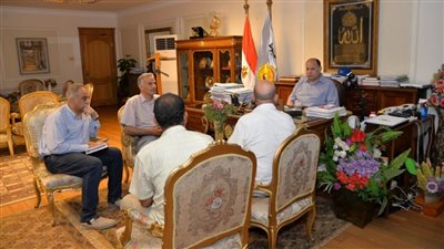 محافظ أسيوط يبحث تنفيذ مبادرة 100 مليون شجرة بالمراكز والأحياء