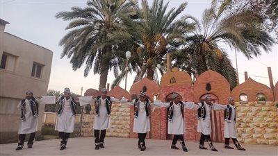 تزامنا مع الدميرة، عروض لفرقة الفنون الشعبية تحت أشجار النخيل بالوادي الجديد (صور)