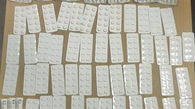 قلبهما جامد، ضبط كمية كبيرة من الأقراص المخدرة بحوزة راكبين بمطار القاهرة (صور)