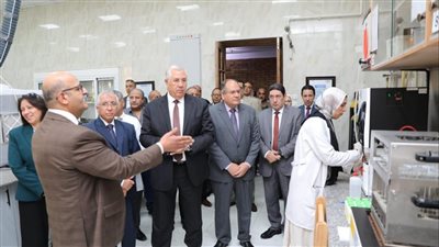 وزير الزراعة يفتتح معمل خصوبة الأراضي