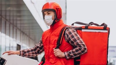  مندوب توصيل يثير الجدل، رفض توصيل فستان سهرة إذا ارتدته السيدة خارج المنزل، صاحبة الطلب تشيد به، والإفتاء: تصرف المندوب حرام 