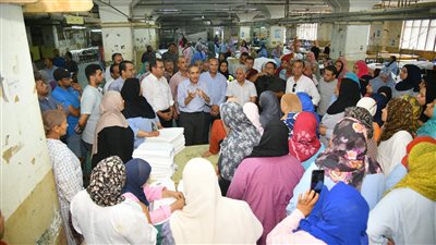 محافظ الغربية يوزع هدايا الرئيس السيسي على أبناء العاملين بشركة مصر للغزل والنسيج