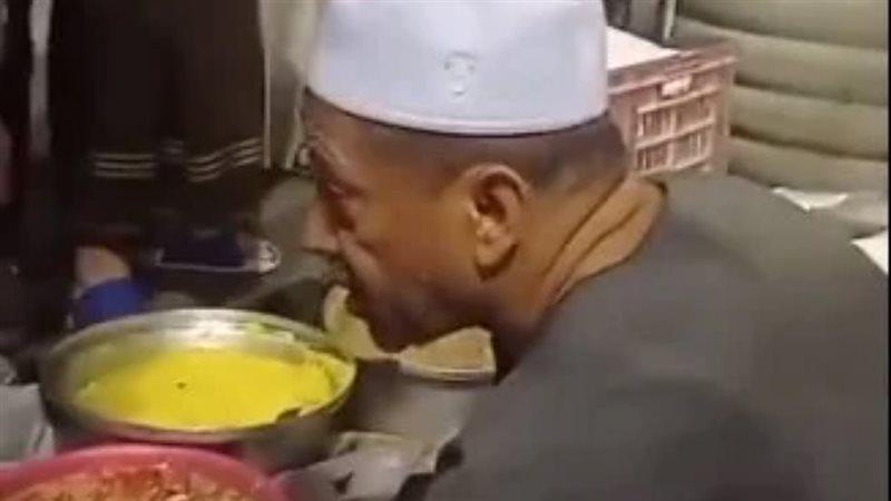 عم محمد يوزع الطعام