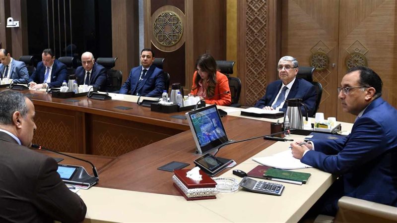 رئيس الوزراء يستعرض