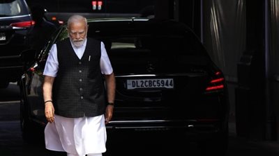 ناريندرا مودي يدشن المعبد الهندوسي بحضور 8 آلاف ضيف