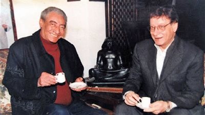 محمود درويش، شاعر الملايين الذي هزته ريتا الإسرائيلية، واعتذاره على علبة سجائر لأمه يتحول لأشهر أغنية عربية