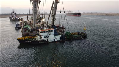 أسامة ربيع يعلن نجاح انتشال القاطرة الغارقة وإخلاء مجرى قناة السويس (صور)