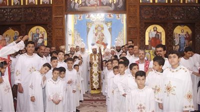 الأنبا أرسانيوس يرسم 48 شماسا جديدا لكنيسة السيدة العذراء بالخارجة