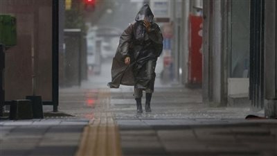 خانون يجبر سيئول على إلغاء الرحلات الجوية والبحرية