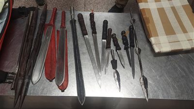 النيابة تطلب التحري عن راكب حاول تهريب أسلحة بيضاء في المطار