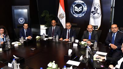 رئيس الوزراء يشهد 