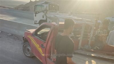 اصطدام سيارة ربع نقل محملة بالعمال مع أتوبيس بطريق الروبيكي