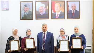 عميد المعاهد الأزهرية في فلسطين يكرم أوائل طلبة الثانوية الأزهرية (صور)