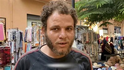 قصة المشرد المثقف بشوارع وسط البلد.. «محمود» طرده أعمامه من المنزل بعد وفاة والده.. ويؤكد: لعبت كرة وألقي شعرا ونفسي في بيت يلمني أنا ومراتي (فيديو) 