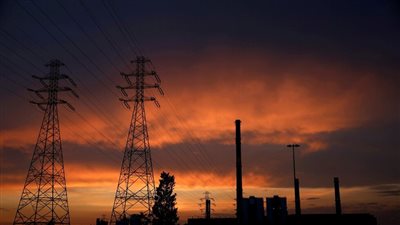 الجيزة على أضواء الشموع، الأهالي يفترشون الشوارع هربا من انقطاع الكهرباء وارتفاع درجات الحرارة