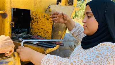  عندما يختلط طلاء الأظافر بشحم الميكانيكا.. «آية» طفلة المنيا قضت نصف عمرها في العمل على اللودر بعد مرض والدها.. وتشارك في مسابقة معرض العلوم والهندسة (فيديو وصور) 