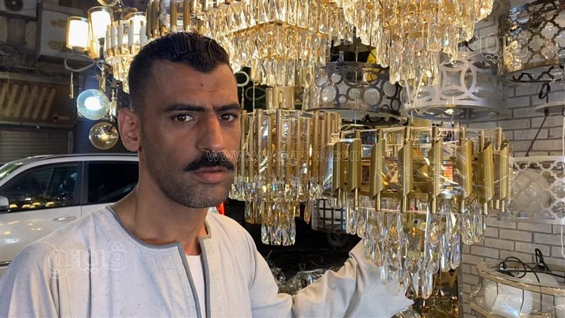 بائع النجف بشارع