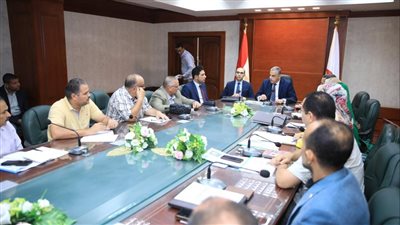 محافظ سوهاج يعقد اجتماعا مع أعضاء فريق عمل مبادرة القرية الخضراء 