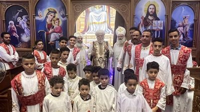 الأنبا أكليمندس يرسم شمامسة جدد لكنيسة الشهيد مار مينا بالأمل