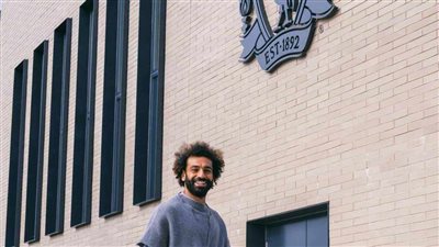بعد عرض المليار دولار، محمد صلاح ينشر صورة بجوار شعار ليفربول