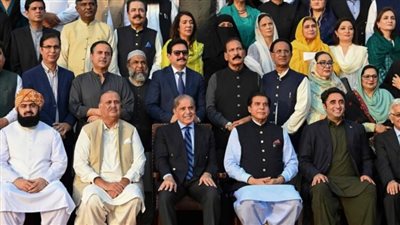  الرئيس الباكستاني يحل البرلمان والحكومة تمهيدا للانتخابات 