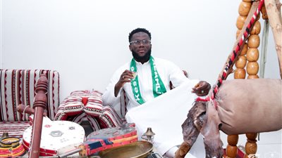 بالقهوة والتمور، استقبال حافل لنجم برشلونة في أهلي جدة السعودي 