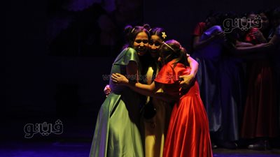 ثلاثة مقاعد في القطار الأخير.. حكايات حقيقية بالقومي للمسرح.. المخرج: تحضير العرض استغرق شهرين.. وبطلات العمل يكشفن الكواليس