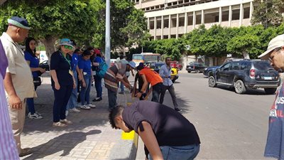 شباب الكنيسة وحي شرق الإسكندرية يُجملون ميدان عزبة سعد (صور)