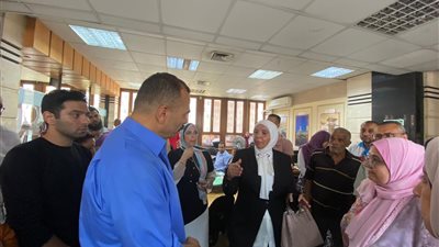 سكرتير محافظة الإسكندرية تتفقد منظومة العمل بالمركز التكنولوجي بحي شرق