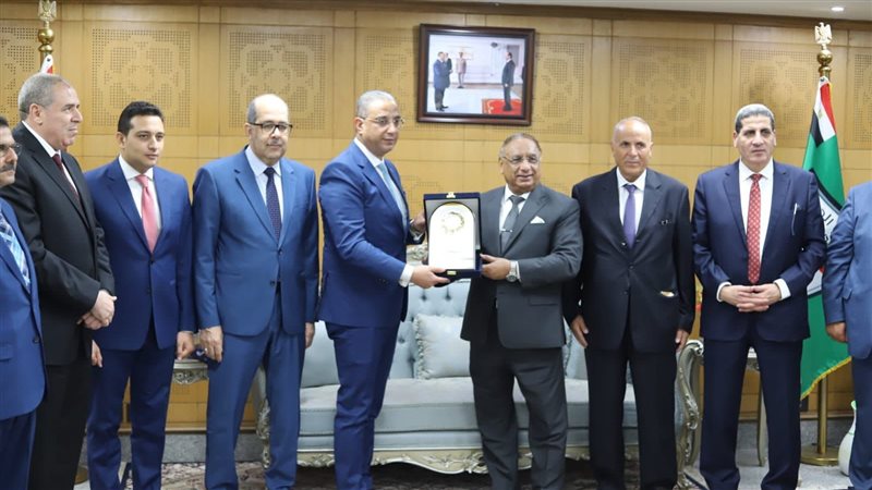 محافظ الفيوم يهنئ