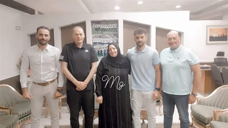 لاعب الترسانة يوقع