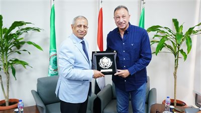  محمود الخطيب يزور فرع الأكاديمية العربية للعلوم في العلمين الجديدة